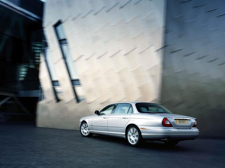  Jaguar XJ8 L 2005 года  (фото 47 из 63)